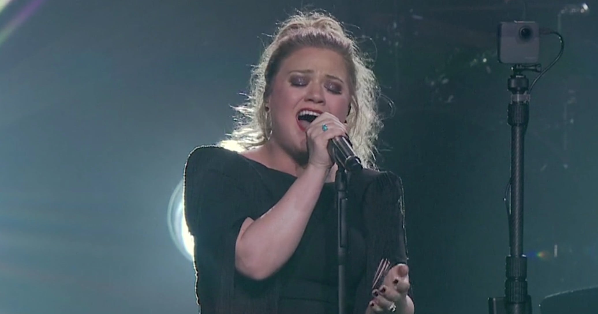 Kelly Clarkson Cover of "Dancing on My Own" | POPSUGAR Entertainment