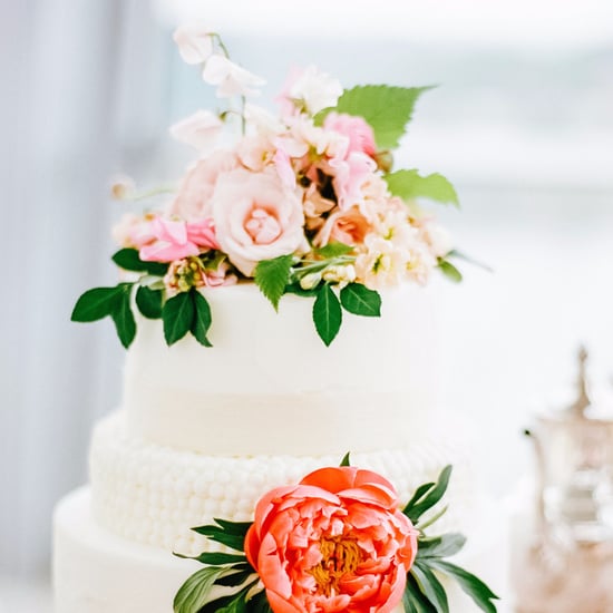 Ways to Dress Up Your Wedding Cake