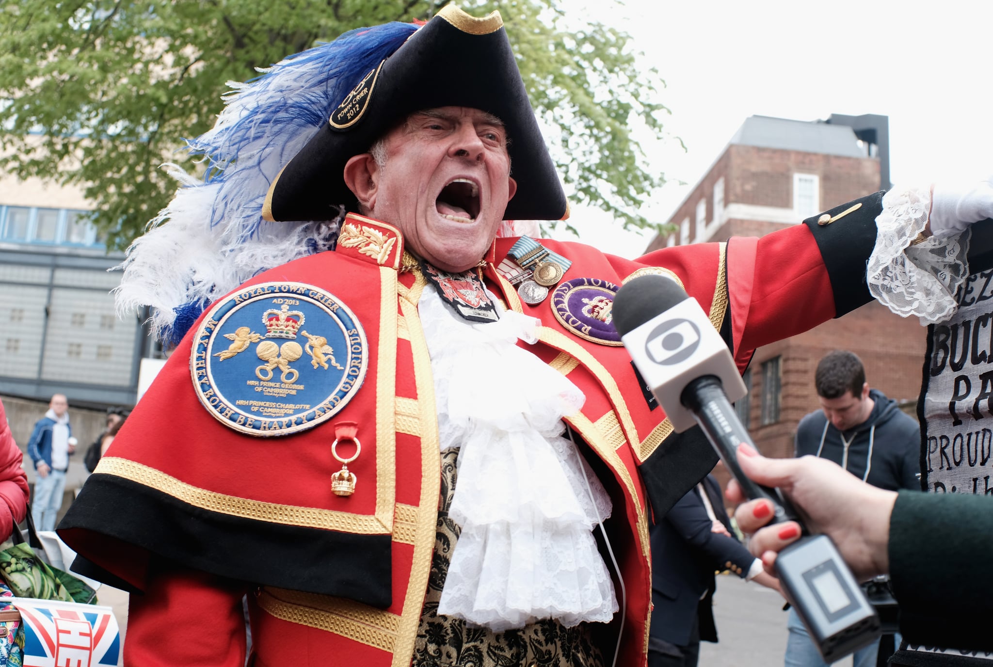 LONDON, ENGLAND - APRIL 23:  A Town Crier makes the announcement that Catherine, Duchess of Cambridge has given birth to a baby boy, outside the Lindo Wing at St Mary's Hospital on April 23, 2018 in London, England. The Duchess safely delivered a son at 11:01 am, weighing 8lbs 7oz, who will be fifth in line to the throne.  (Photo by Mike Marsland/ WireImage)