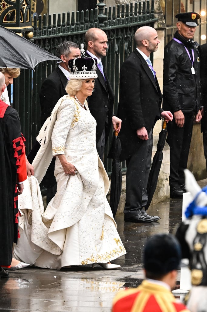 卡米拉女王穿着白色国王查理三世加冕