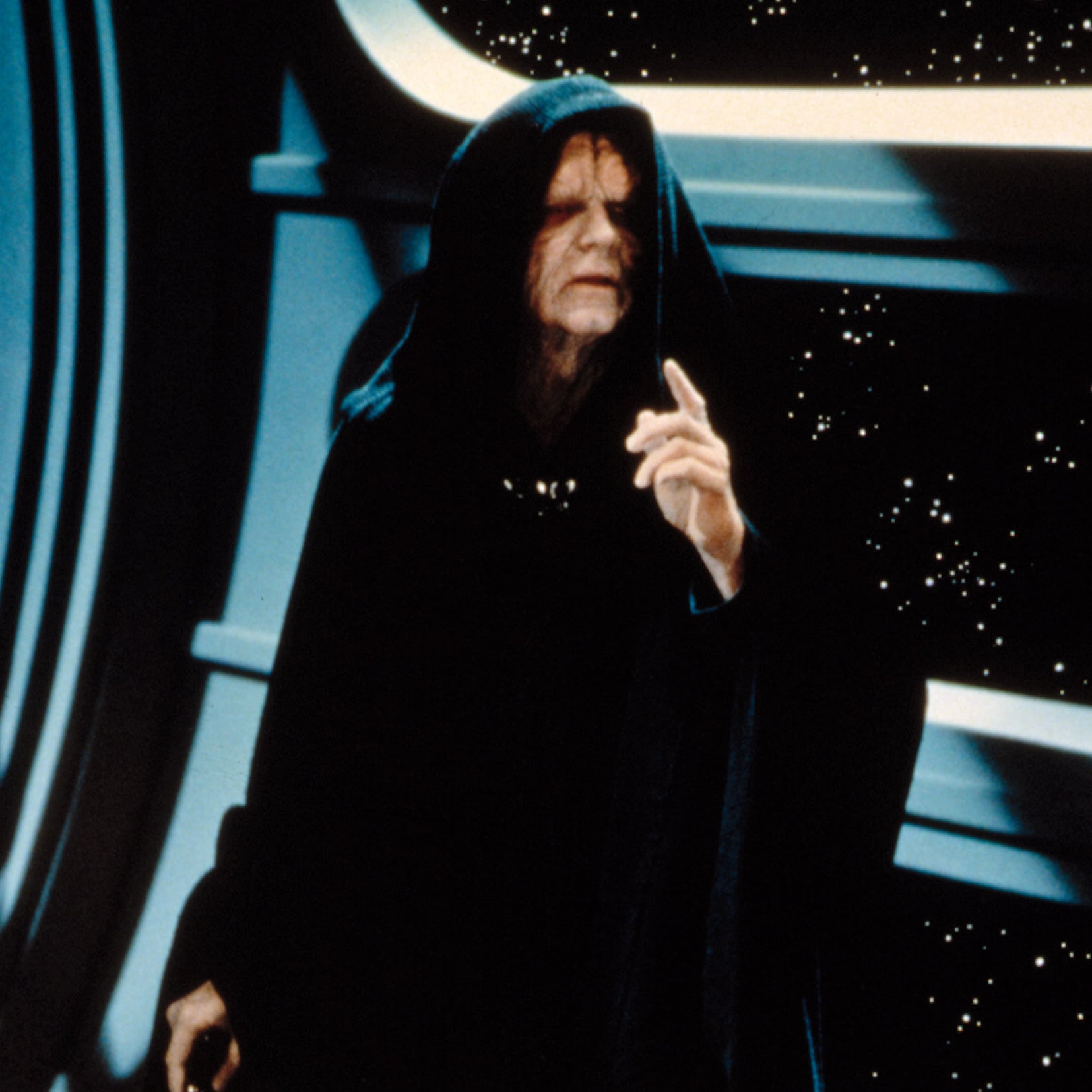 I really wish Palpatine kept his more regal appearance throughout