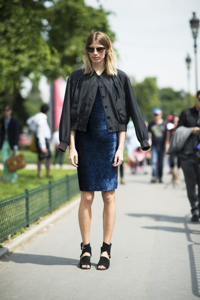 Rather than reaching for another black dress, this showgoer broke things up with a midnight blue option.
Source: Le 21ème | Adam Katz Sinding