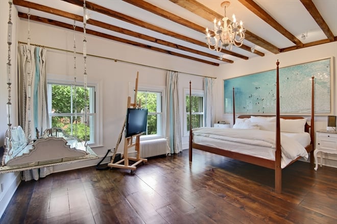 The bedroom features a hanging swing.