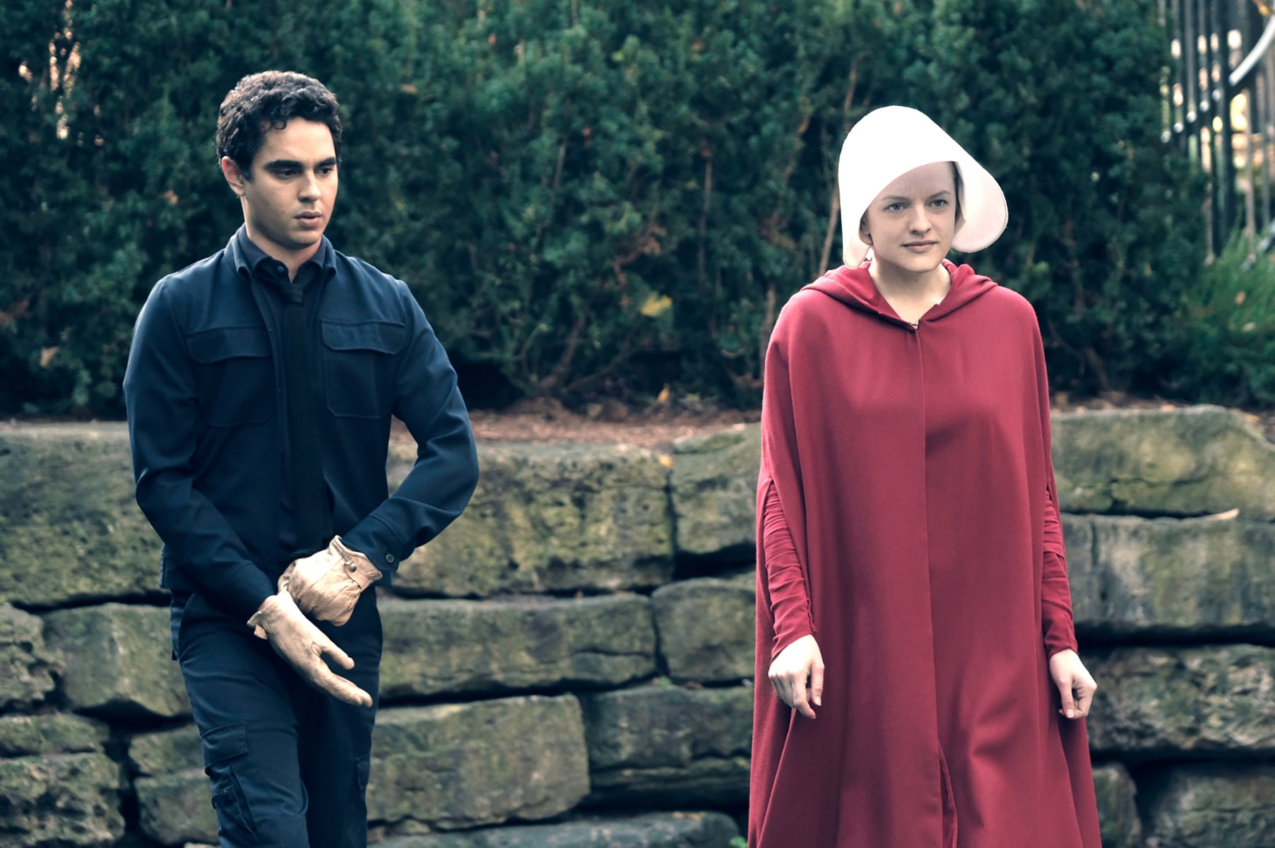 THE HANDMAID'S TALE, (from left): Max Minghella, Elisabeth Moss, 'Birth Day', (Season 1, ep. 102, aired April 26, 2017). photo: George Kraychyk / Hulu / Courtesy: Everett Collection