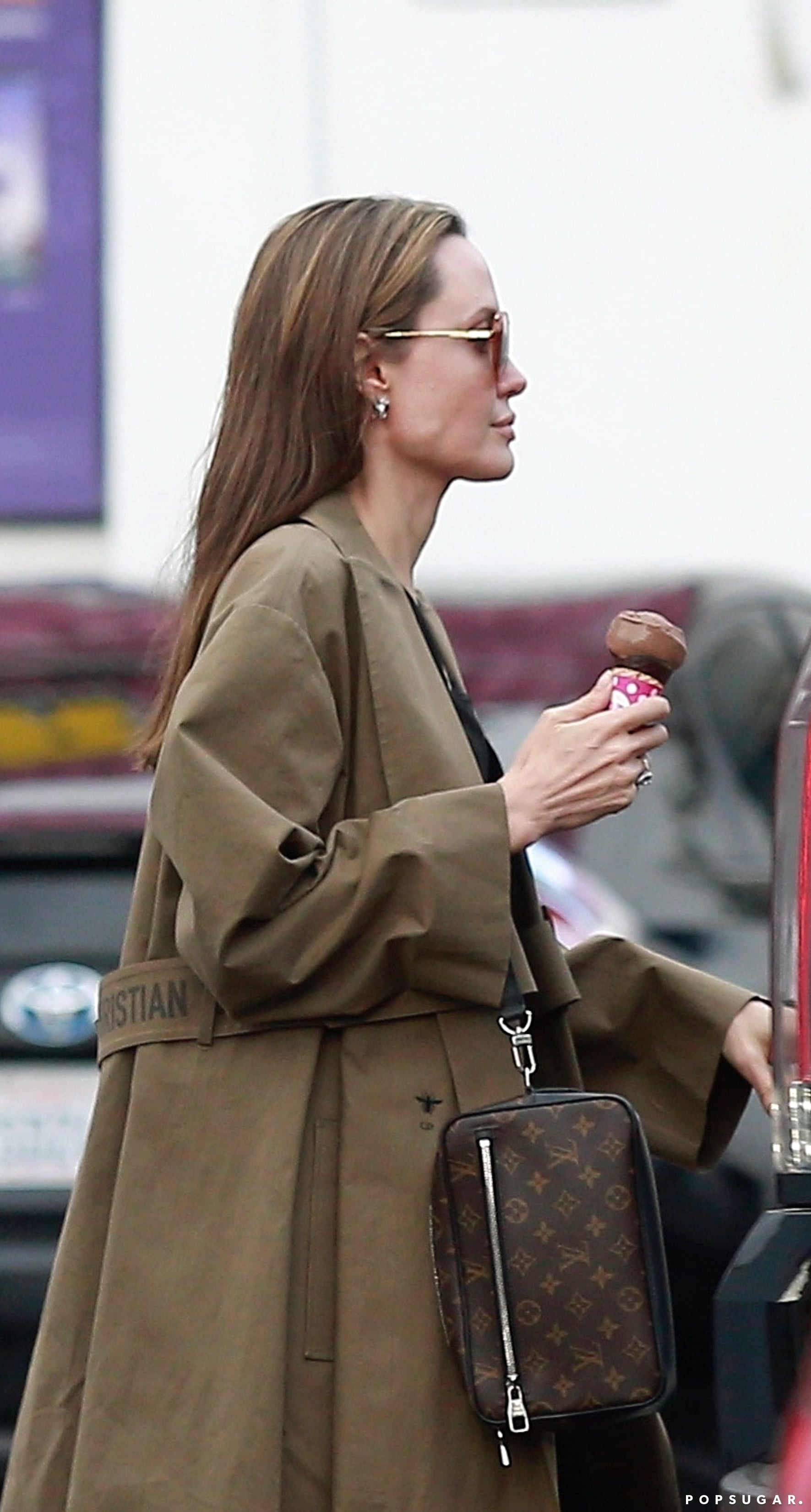 Help identifying Louis Vuitton handbag Angelina Jolie is carrying? Thanks!!  : r/handbags