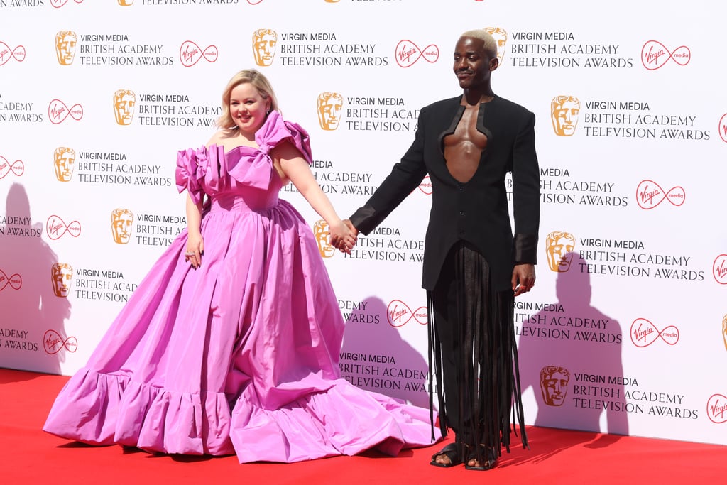 尼古拉·考夫兰的粉色华伦天奴服饰BAFTA电视奖项