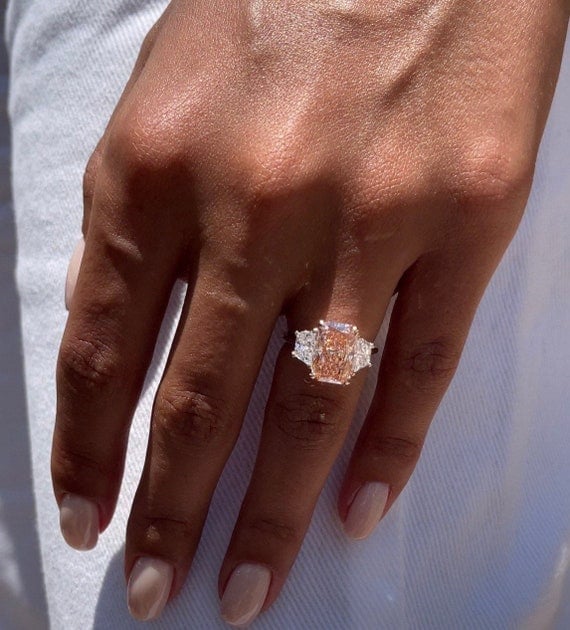 魅力和宝石的强烈的粉红色实验室钻石戒指
