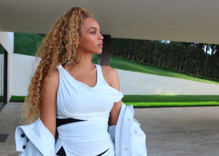 Beyoncé White Minidress at Basketball Game