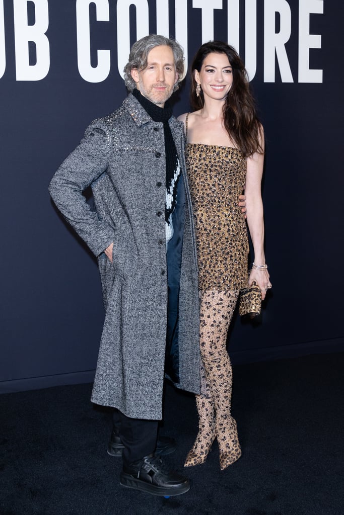 安妮·海瑟薇和丈夫亚当·舒尔曼在巴黎时装周