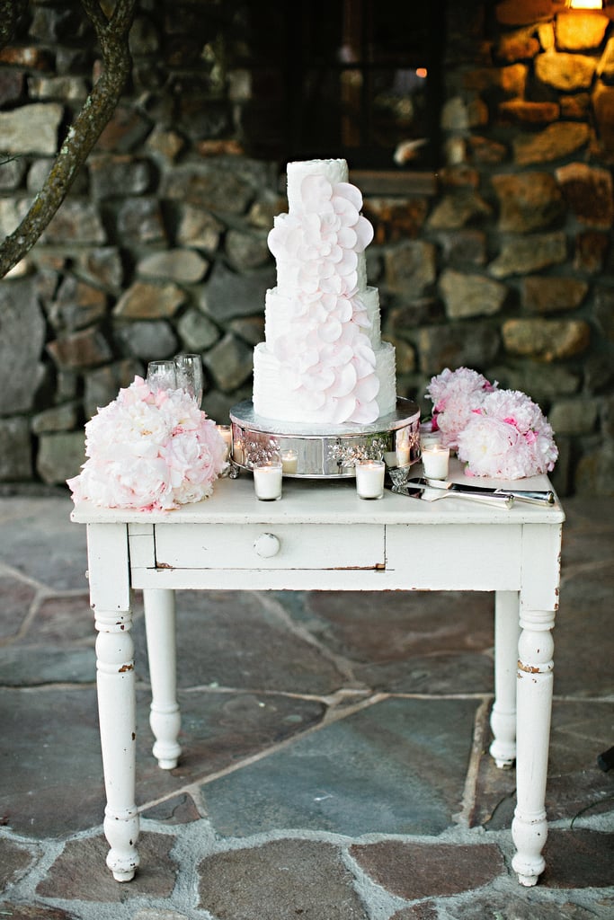 The first two words that come to mind when seeing this cake: graceful and timeless.