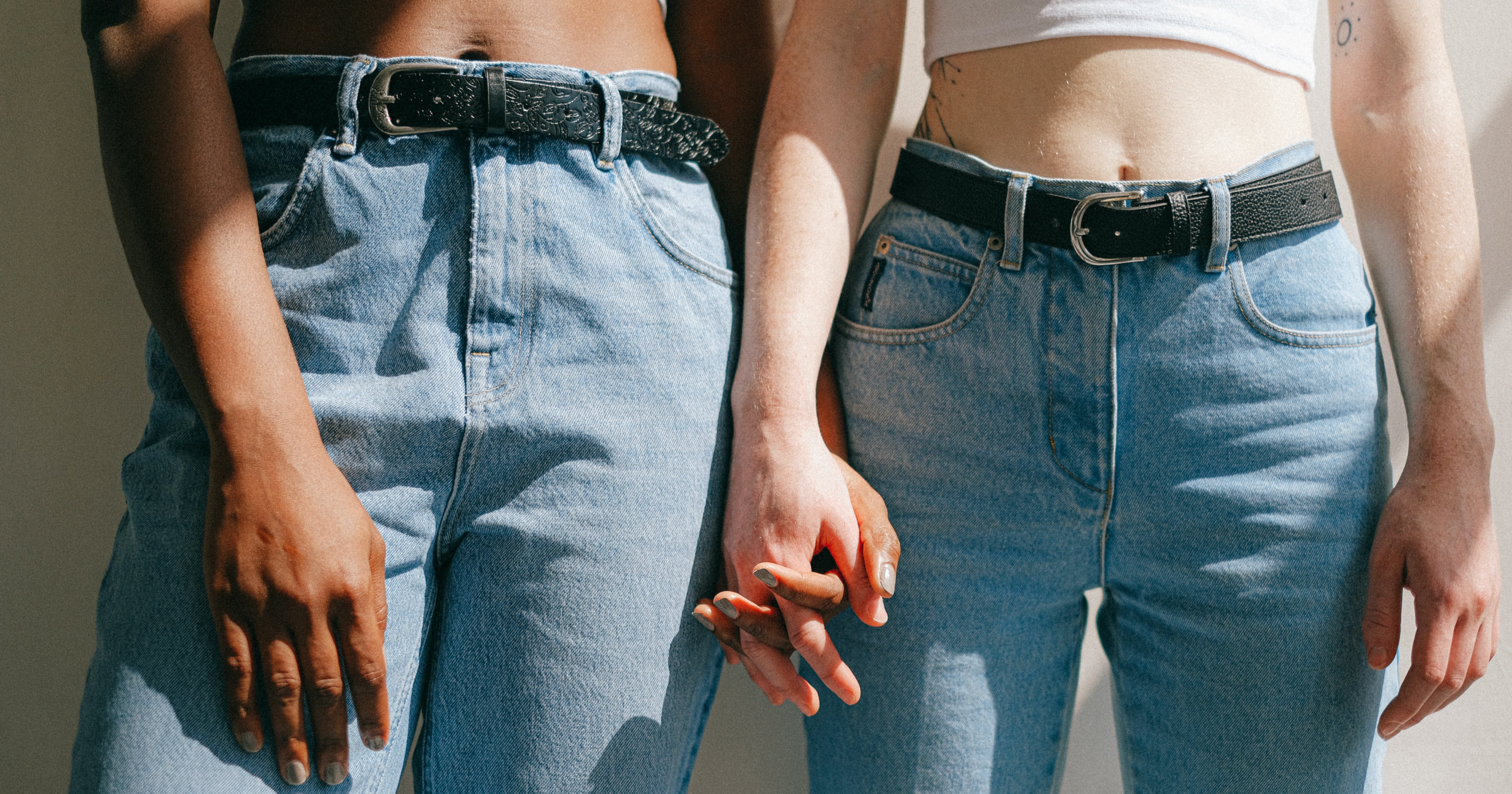 How to Style Mom Jeans: Your Guide to the Gen Z Trend