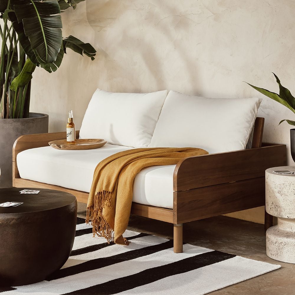 一个优雅的沙发:西榆树户外板条木和绳沙发
