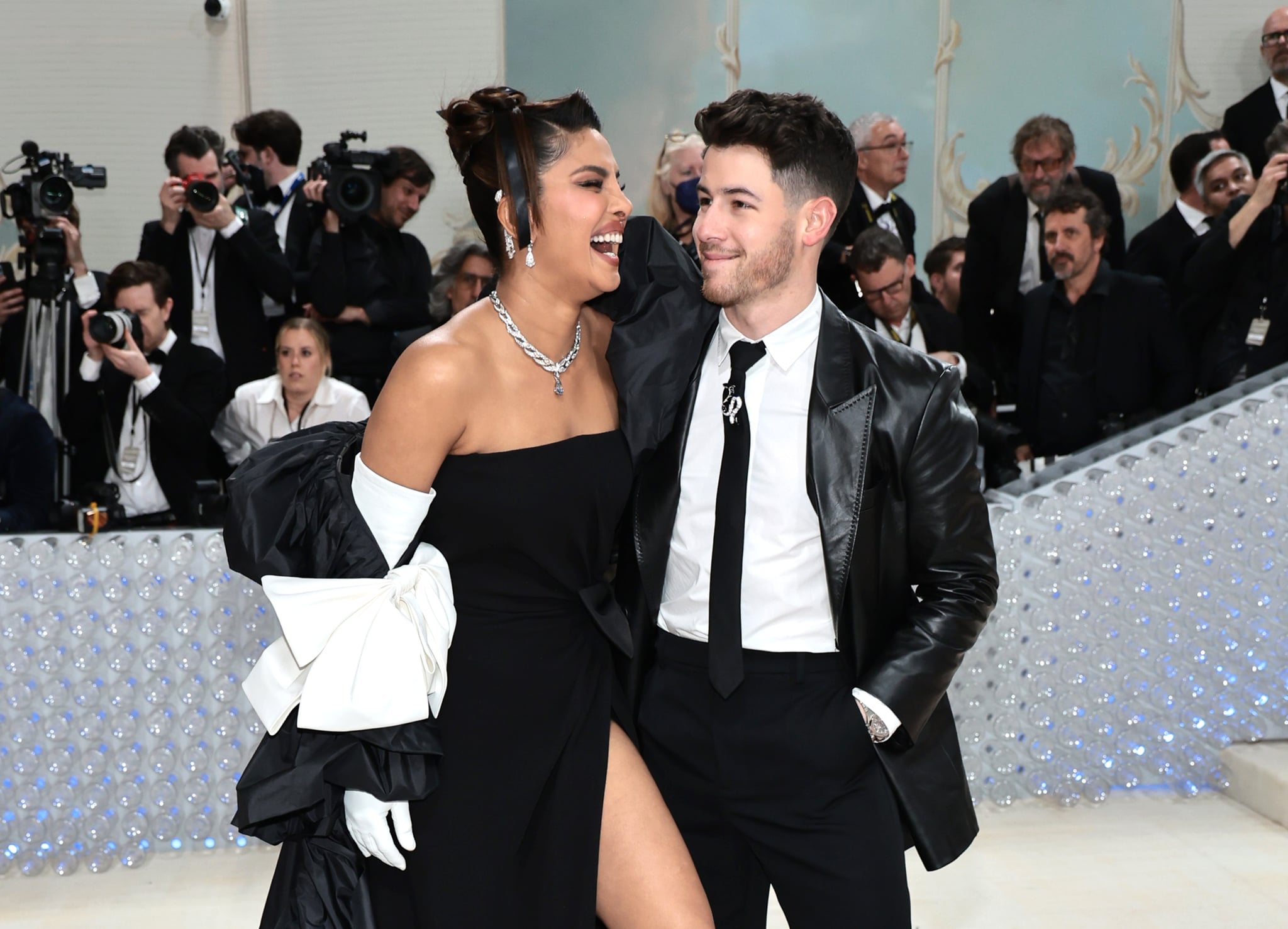 NUEVA YORK, NUEVA YORK - 01 DE MAYO: Priyanka Chopra y Nick Jonas asisten a la celebración de la Gala Met 2023 