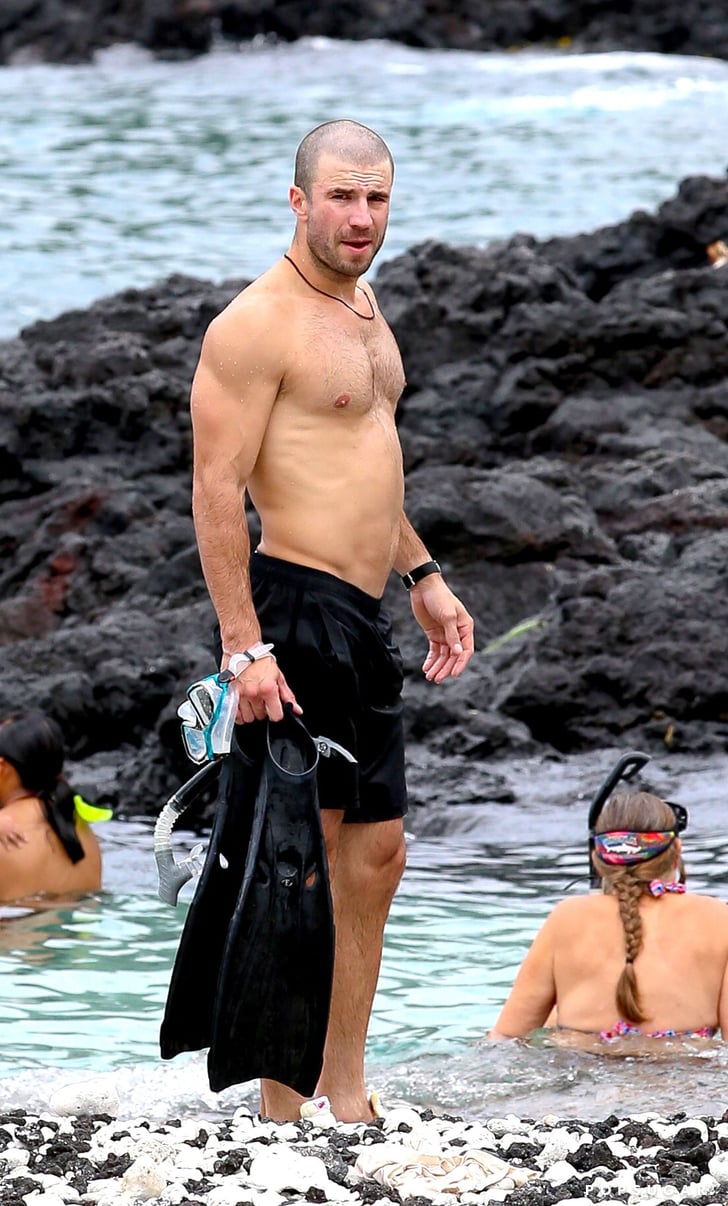 Sam Hunt Shirtless Beach Photos in Hawaii September 2016 | POPSUGAR