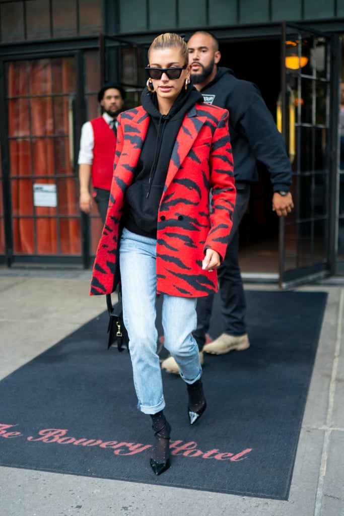 Hailey Bieber穿着一件红斑马夹克在纽约