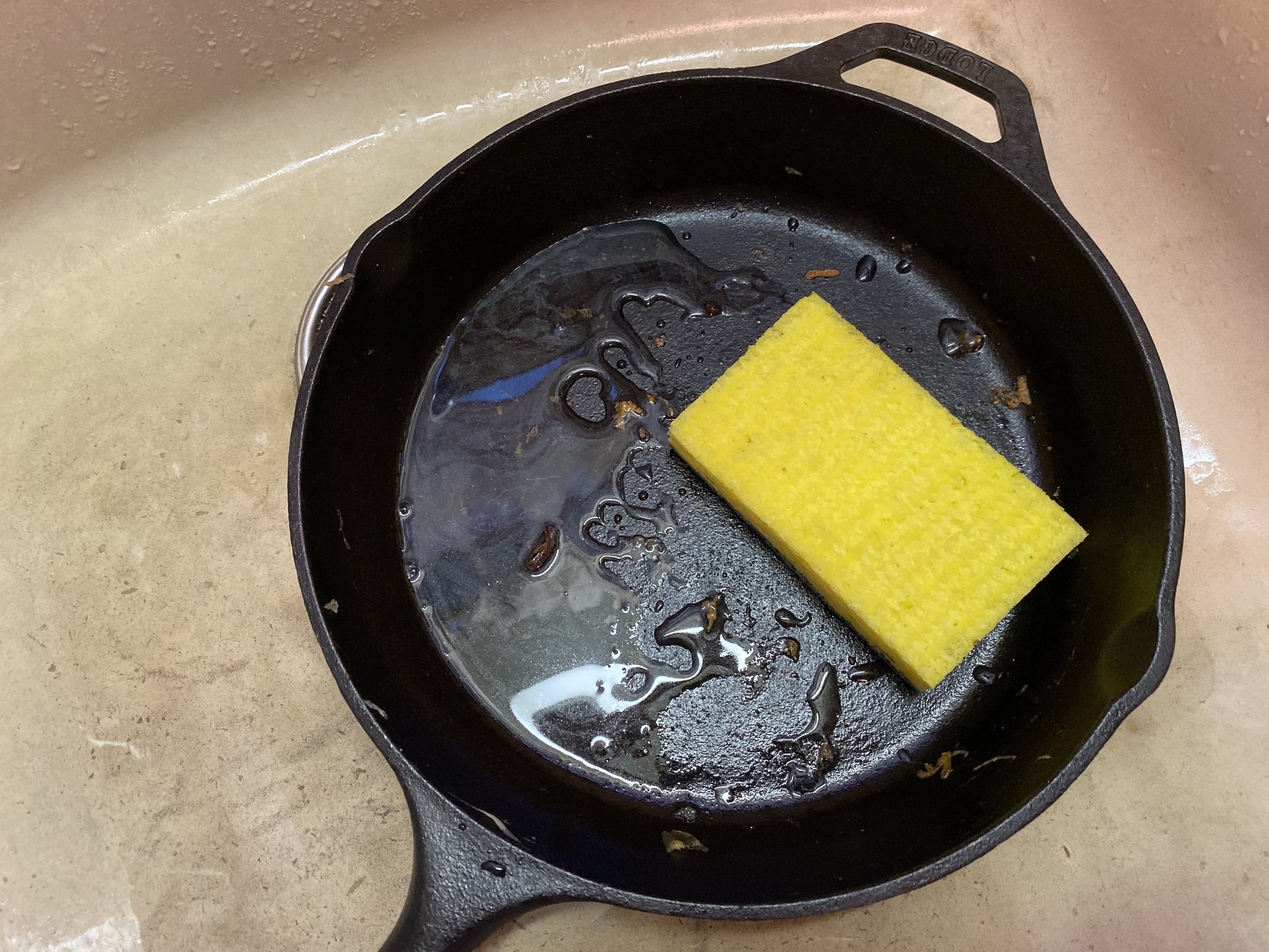 Очистить сковороду от сильного нагара в домашних