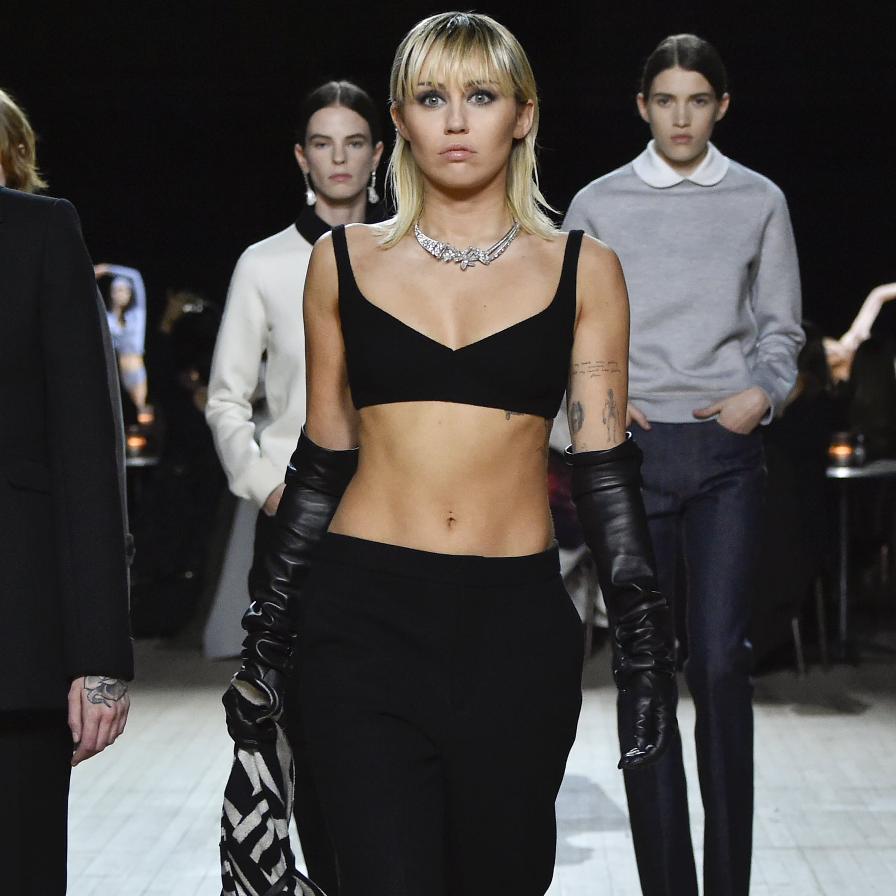 See Miley Cyrus S Marc Jacobs Fall 2020 Runway Show Fitting Popsugar Fashion