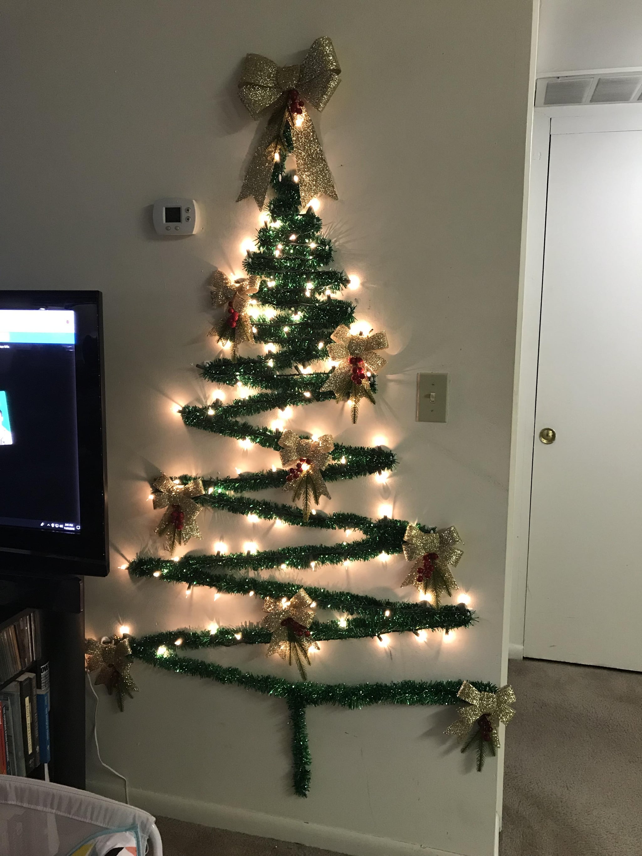 revolutie auteur dronken Mom's Wall Christmas Tree Hack For Small Spaces | POPSUGAR Family