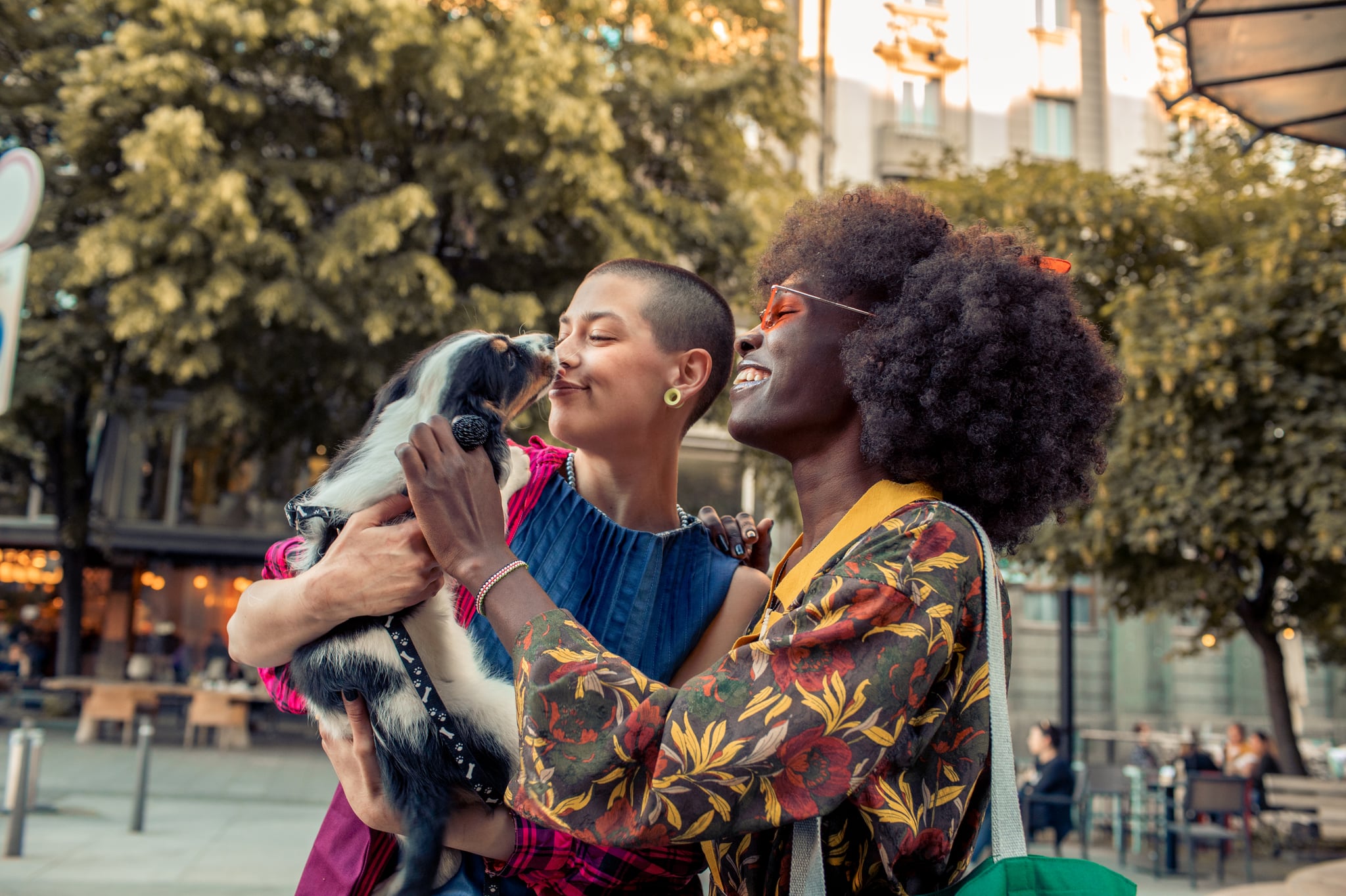 一对女性夫妇带着他们的狗出去购物和探索城市的特写