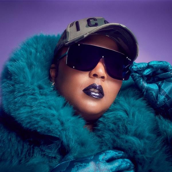 Quay x Lizzo Hold For Applause Sunglasses in Black Smoke