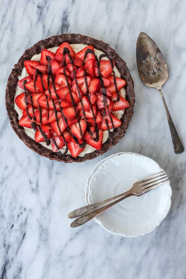 Raw Strawberry Chocolate Dessert Pizza