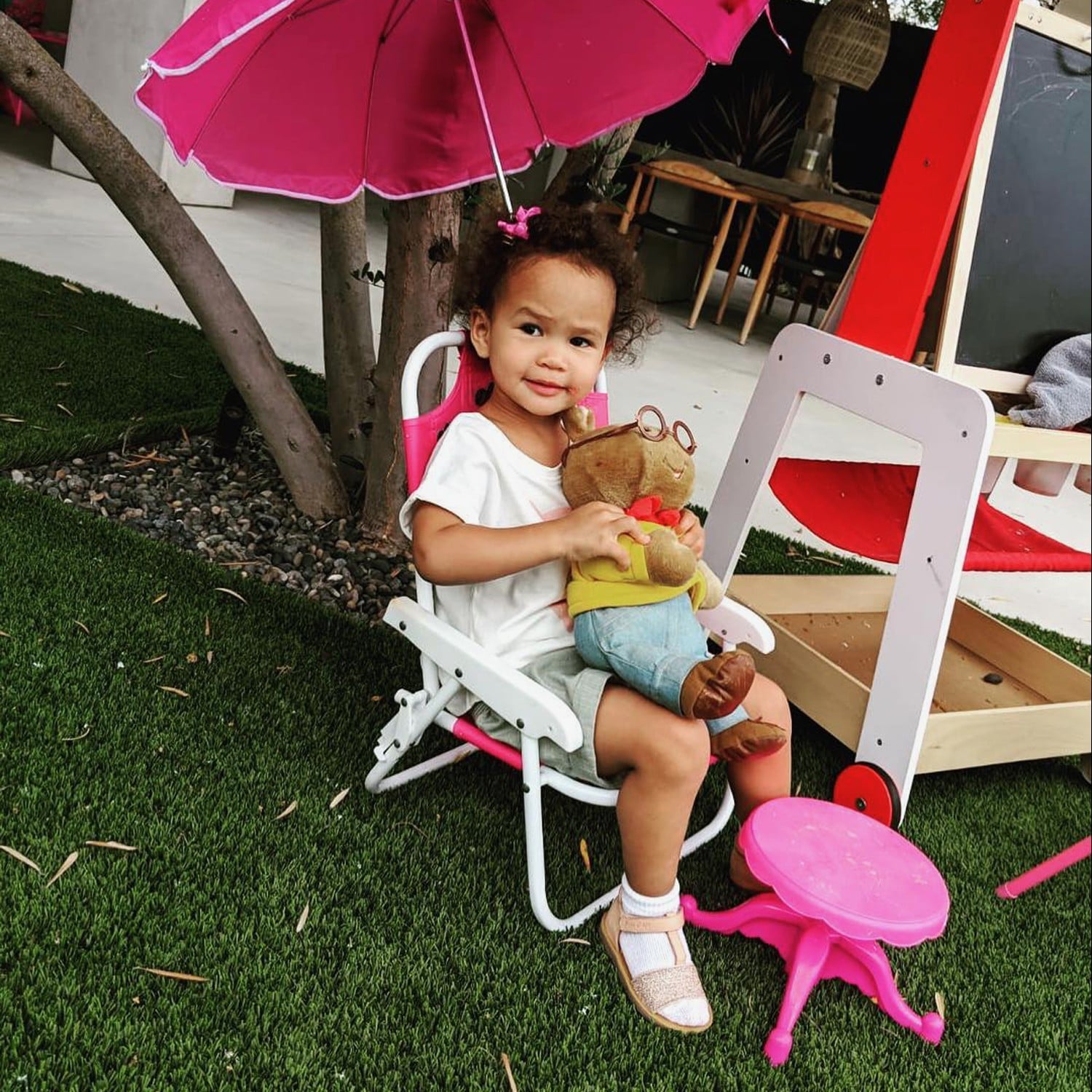 Chrissy Teigen Gives Luna An Arthur Doll 2018 Popsugar Celebrity