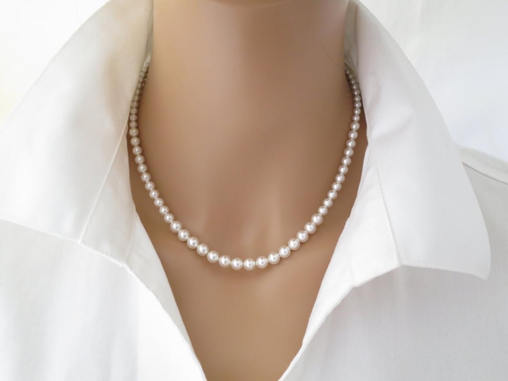 Simple Graduated Pearl Necklace