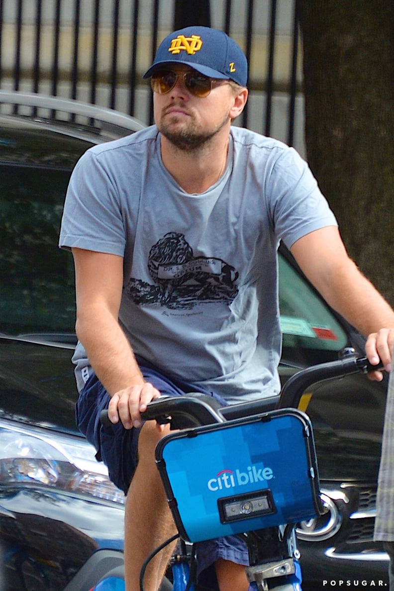 当他骑着花旗自行车在纽约一个棒球帽