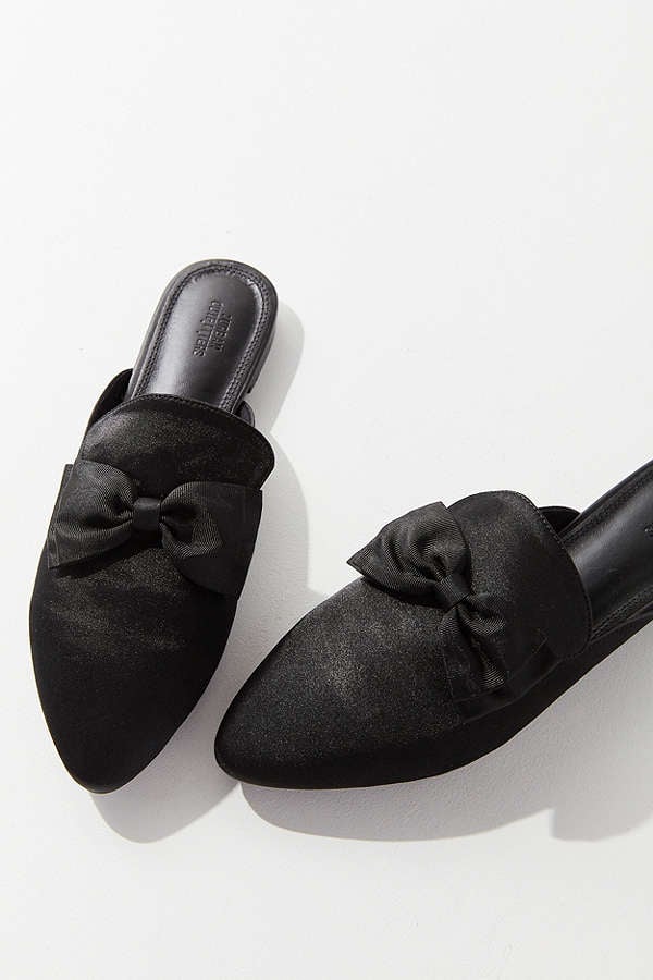 UO Pointy Bow Slide