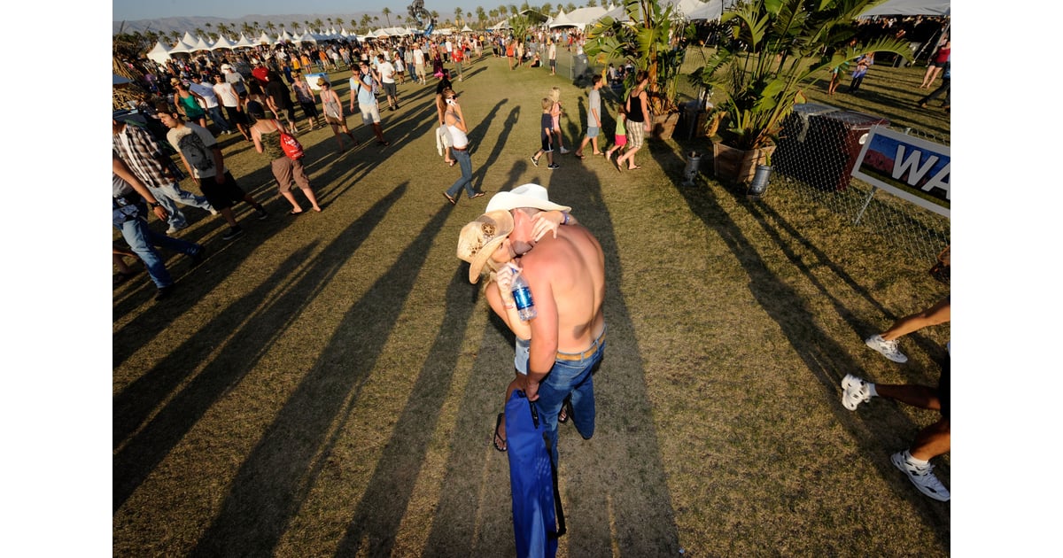 Its A Country Fied Kiss At The Stagecoach Music Festival In Indio Cute Couples At Summer 1609