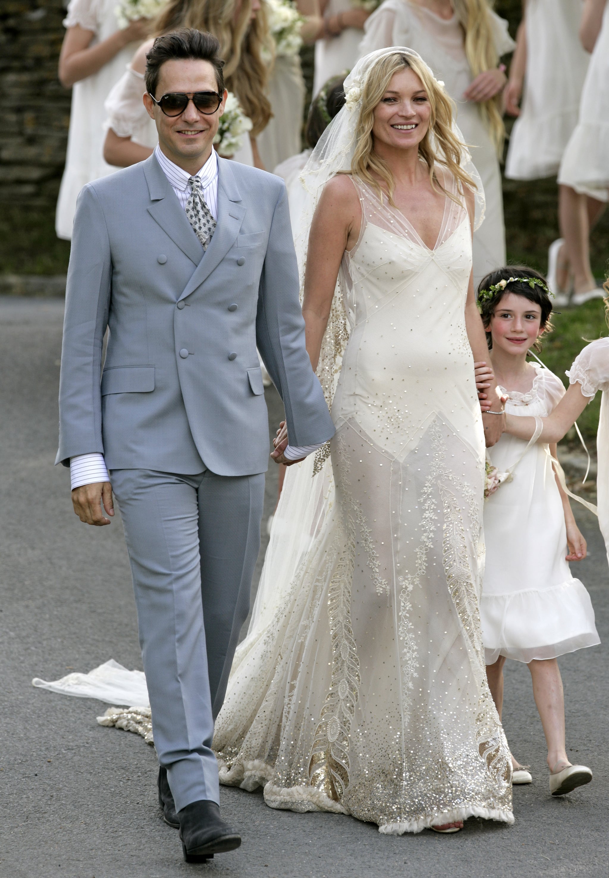 В каком платье выходить замуж. Кейт Мосс свадьба. Свадебное платье Кейт Мосс. Кейт Мосс и Джейми Хинс свадьба. Кейт Мосс в платье.