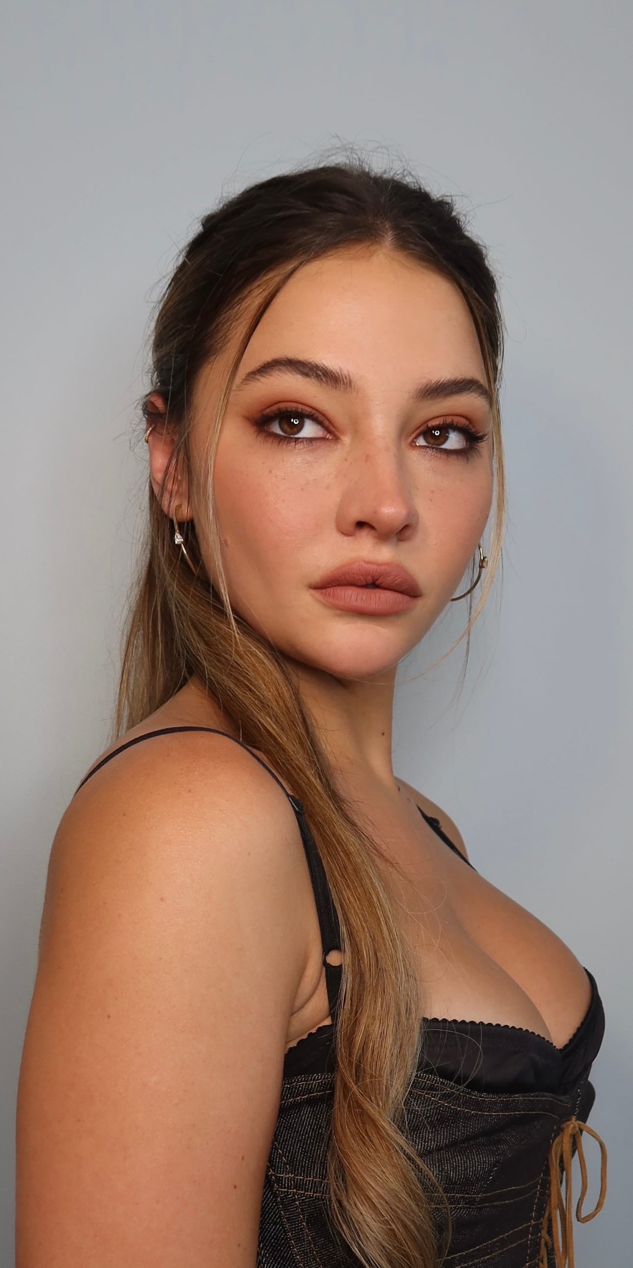 Madelyn Cline siren eyes makeup trend