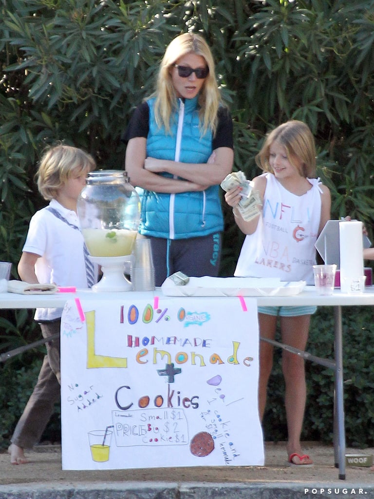 Gwyneth Paltrow and Her Kids Selling Lemonade