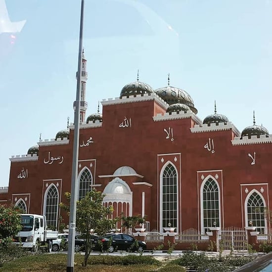 طفل عمره عشره يحدّ من هدر الماء في المسجد