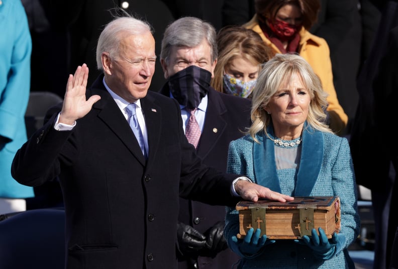 华盛顿特区——1月20日:乔•拜登(Joe Biden)宣誓就任美国总统,他的妻子吉尔·拜登博士看起来在他的就职典礼在美国国会大厦前1月20日,2021年在华盛顿特区。在今天的就职典礼乔•拜登(Joe Biden) b