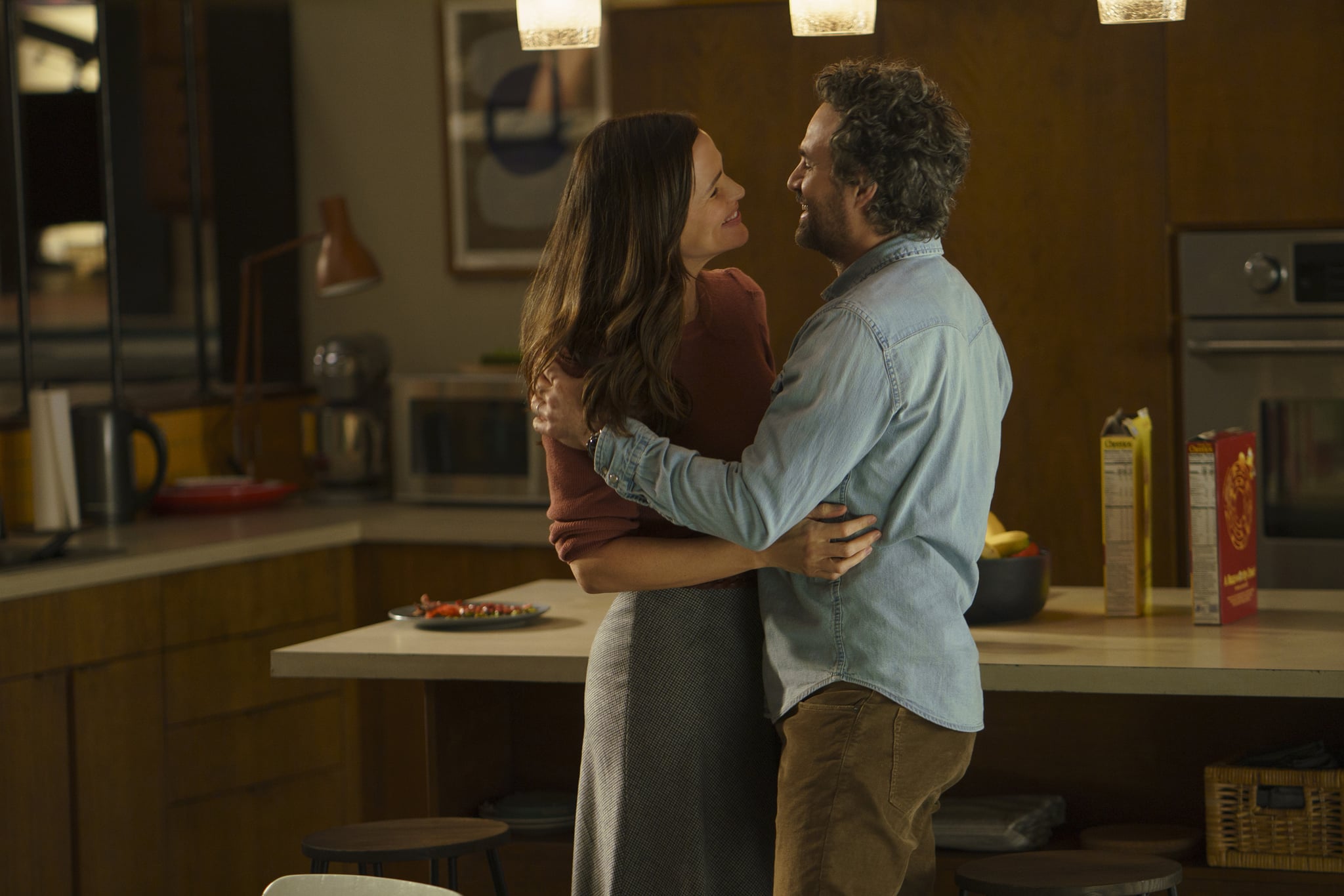 The Adam Project (L to R) Jennifer Garner as Ellie and Mark Ruffalo as Louis Reed. Cr. Doane Gregory/Netflix © 2022