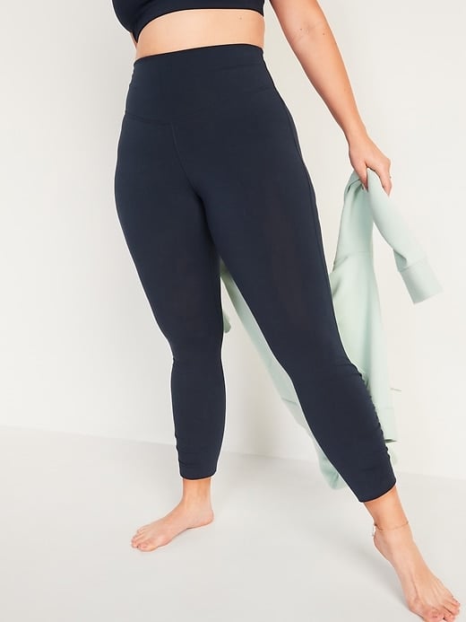 Old Navy Extra High-Waisted PowerChill Ruched 7/8-Length Leggings in In the Navy