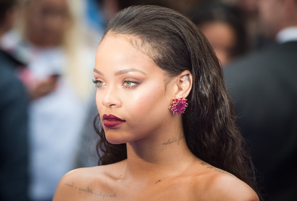 Tatuaje en el hombro con números romanos de Rihanna