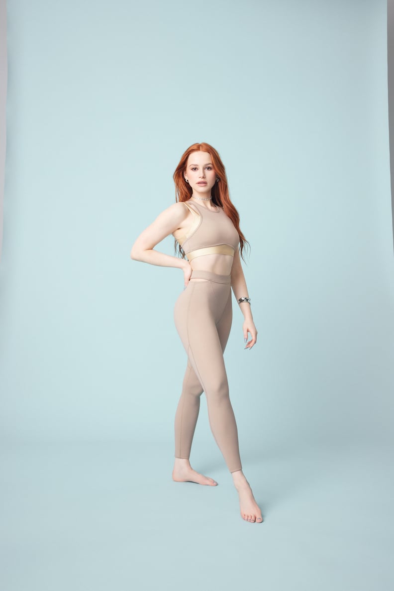 Madelaine Petsch mostra sua nova coleção de roupas com a Fabletics