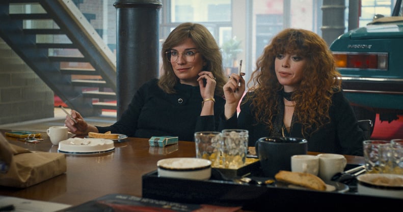 POUPÉE RUSSE, de gauche à droite : Annie Murphy, Natasha Lyonne, « Coney Island Baby », (saison 2, ep. 202, diffusée le 20 avril 2022).  photo: Netflix / Avec l'aimable autorisation d'Everett Collection