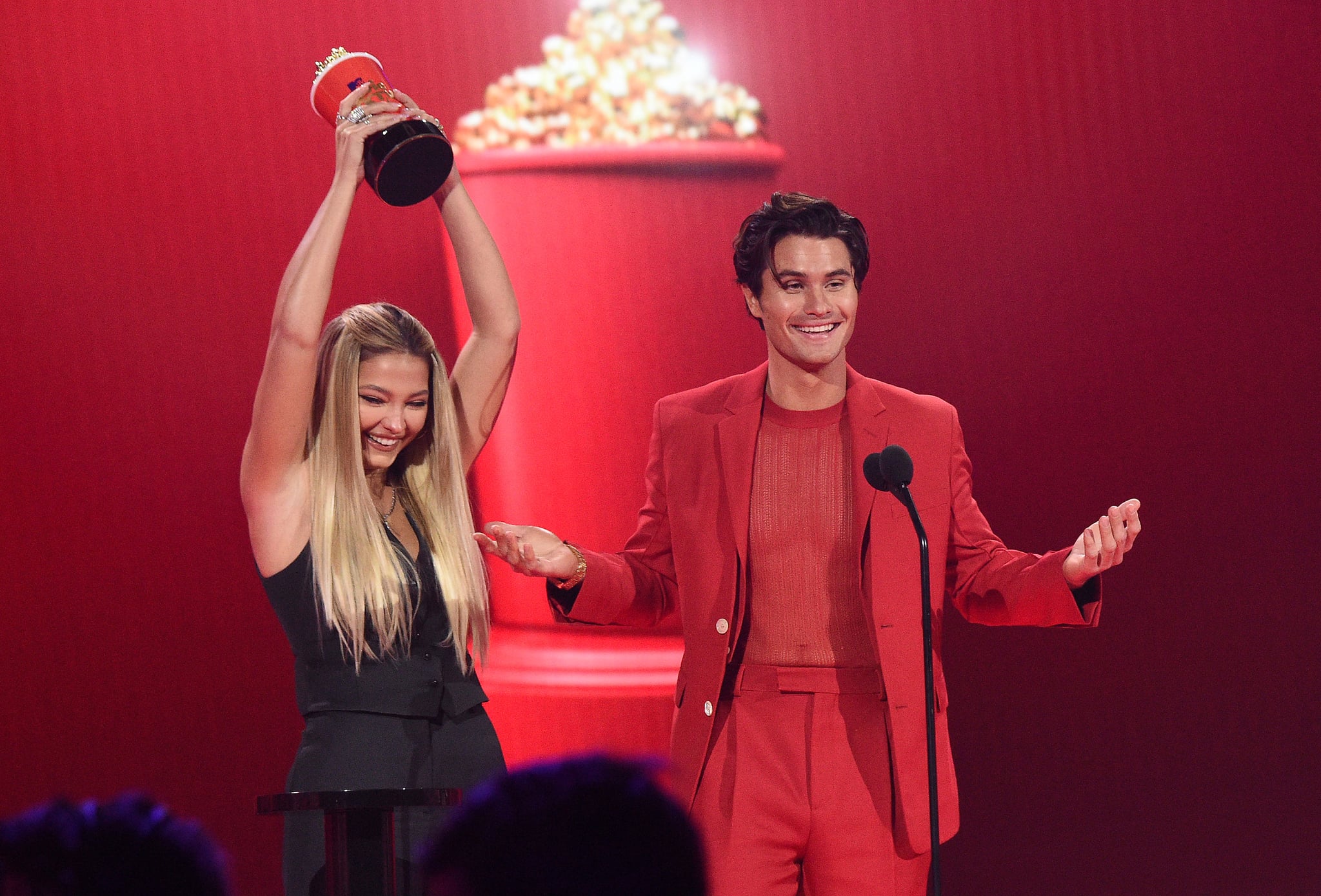 Chase Stokes Madelyn Cline Kiss At Mtv Movie And Tv Awards Popsugar Celebrity