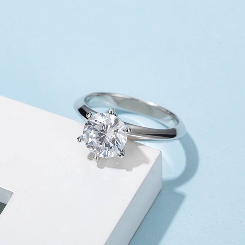 害羞的珠宝2克拉圆形明亮式切割的碳硅石订婚戒指