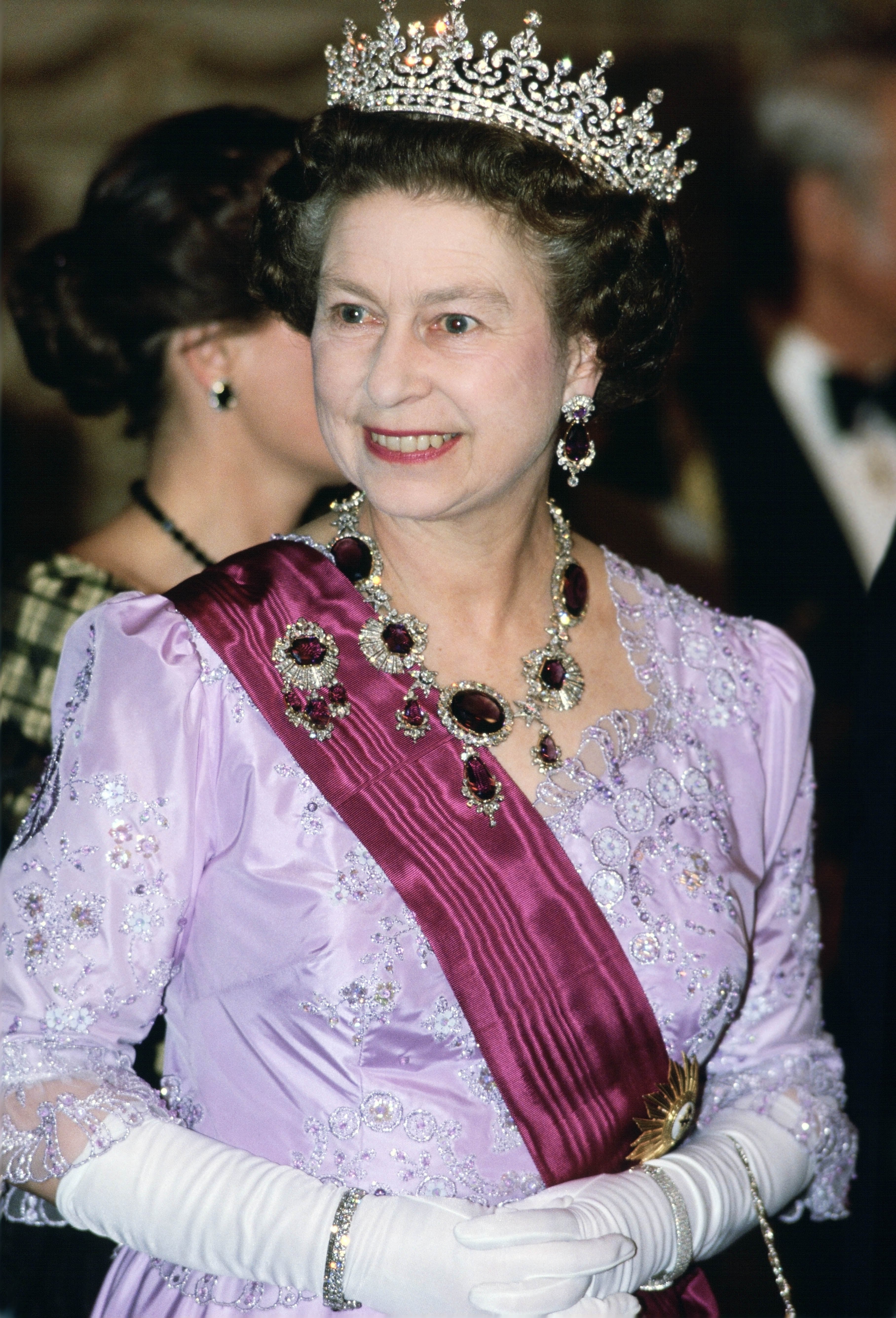 Queen necklace best sale