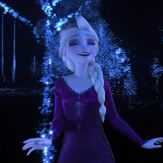 观看艾尔莎演唱《冰雪奇缘2》的“进入未知”视频