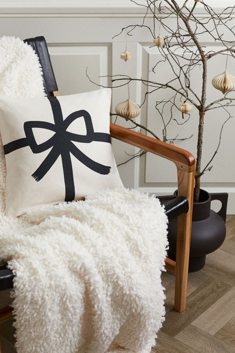 A Ribbon Cushion Cover From the H&M Home Holiday Collection
