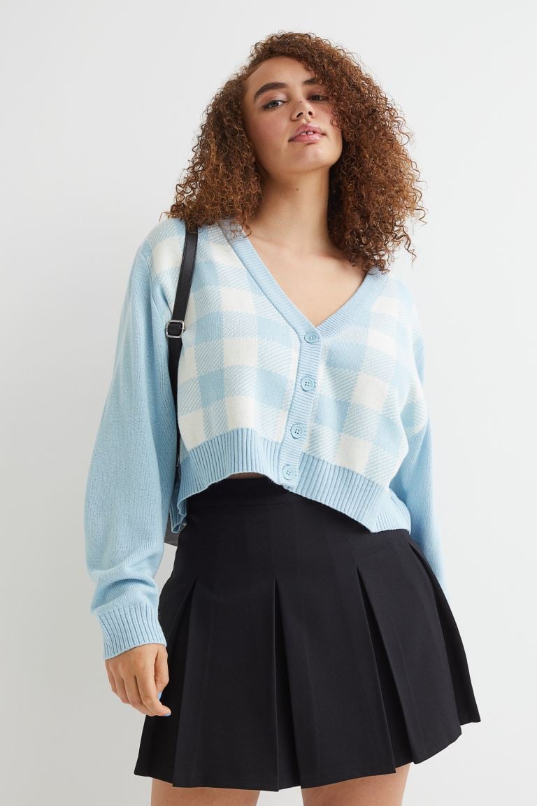 一个舒适的毛衣:H&M作物开襟羊毛衫