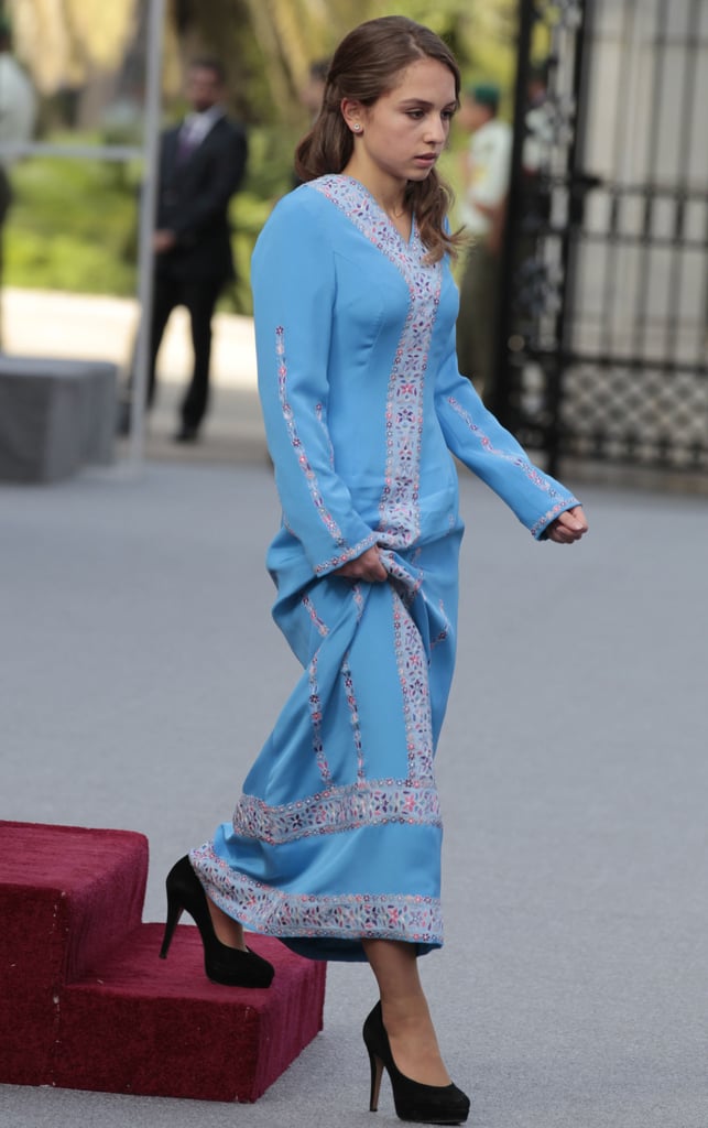 She Played Up This Embellished Blue Gown With Classic Pumps