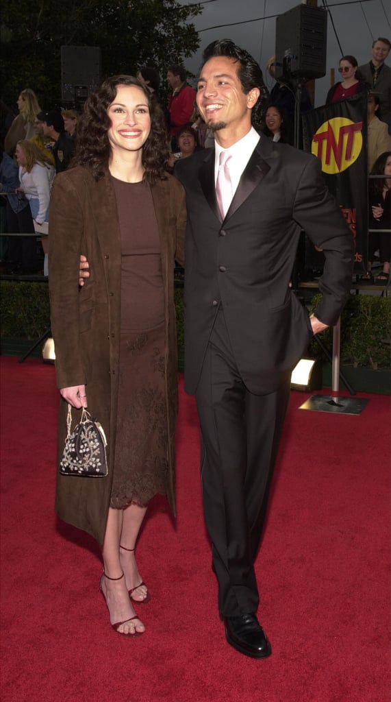 茱莉亚到达2001 SAG颁奖典礼”上,男友本杰明布拉特。她穿着一件褐色仿麂皮外套在蕾丝的裙子和完成了装用精致的凉鞋和一个绣花钱包。