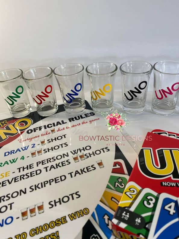 Juego de Cartas UNO Drink + 4 Vasos para Shot