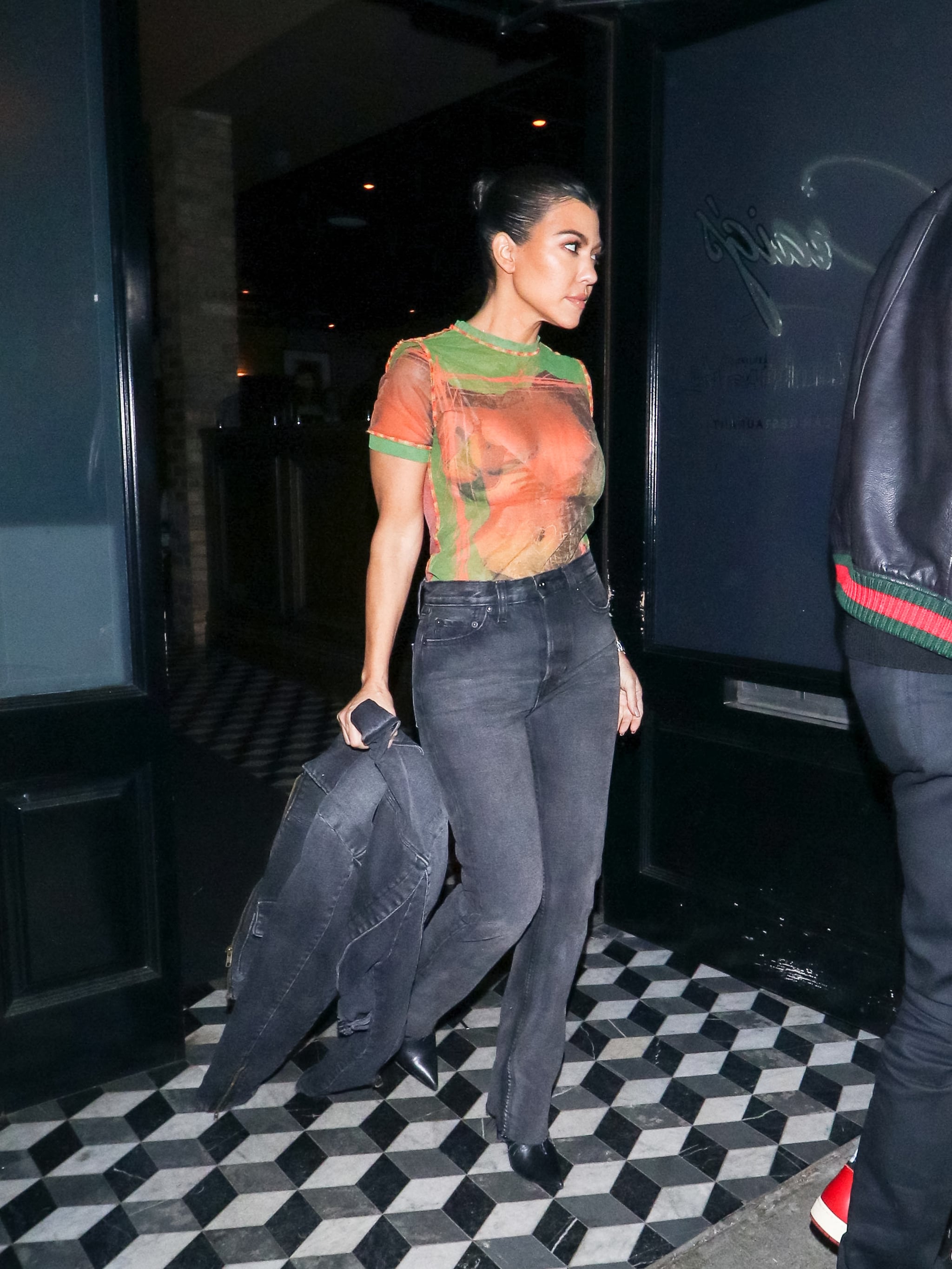 Kendall Jenner And Kourtney Kardashian In Same Shirt Popsugar Fashion